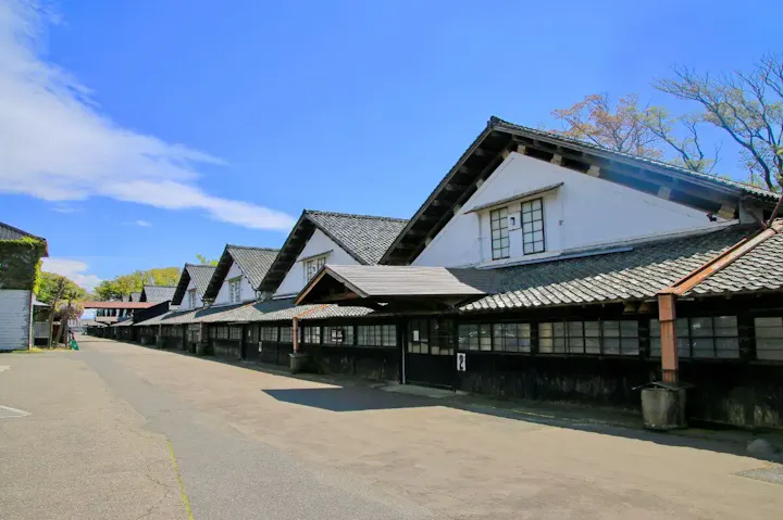 白壁と土蔵づくりで知られる農業倉庫!