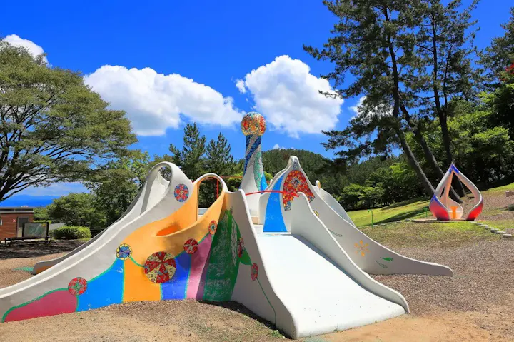 アスレチックなどの遊具で遊べる飯森山公園