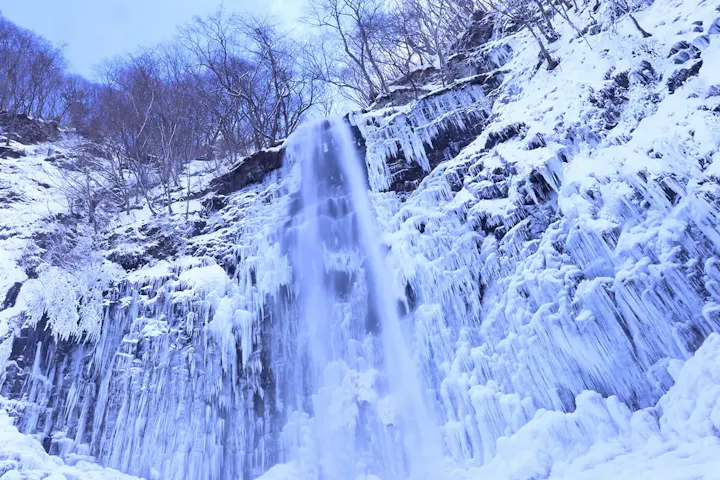 美しい氷の結晶が滝に形成される氷瀑！