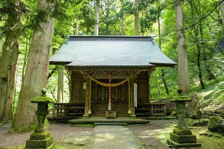玉簾の滝も目前に佇む御嶽神社！