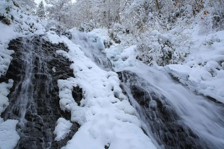 滝が巨大な氷柱と化す七滝氷瀑!