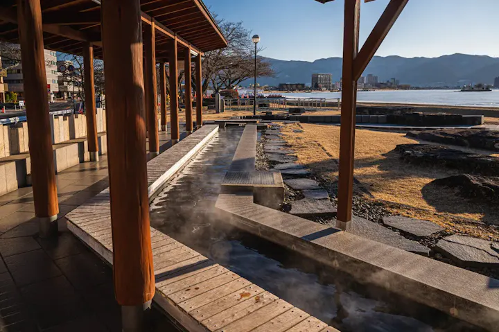 湖畔の温泉で贅沢なひとときを