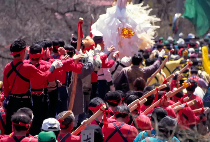 日本三大奇祭の一つ、諏訪大社の御柱祭
