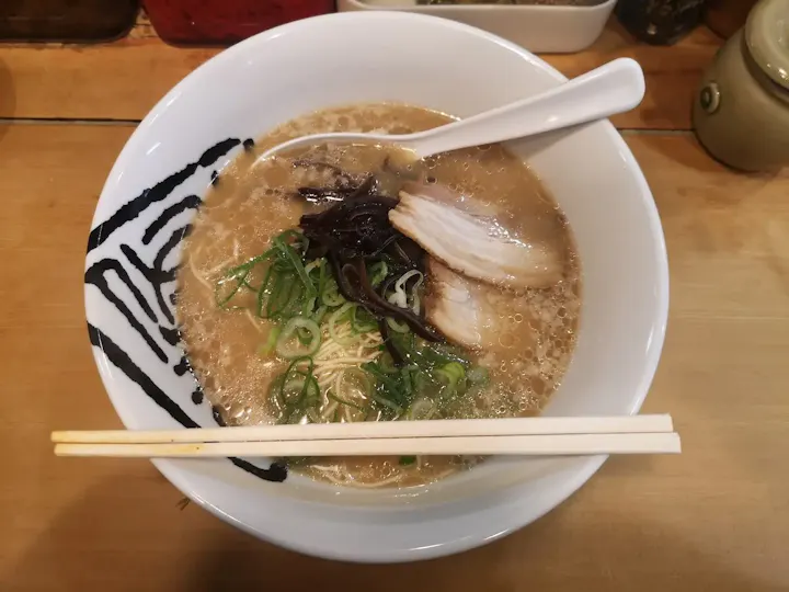 新幹線改札のすぐ側で博多ラーメンを味わう