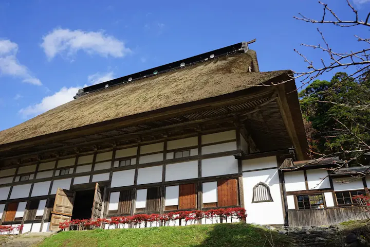 日本最大級の茅葺屋根が特徴の法堂!