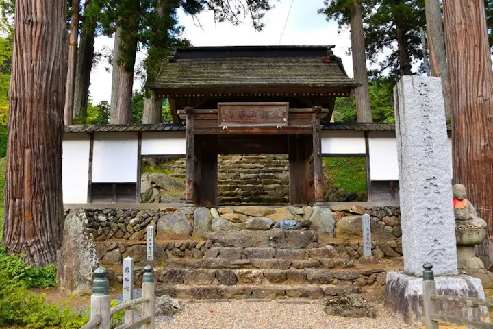 古刹の風格を感じさせる厳粛な雰囲気の惣門