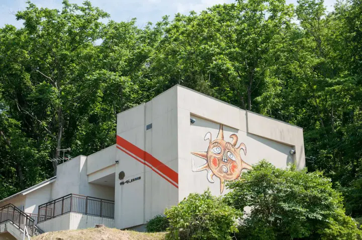 利根山光人画伯の作品を見られる美術館!