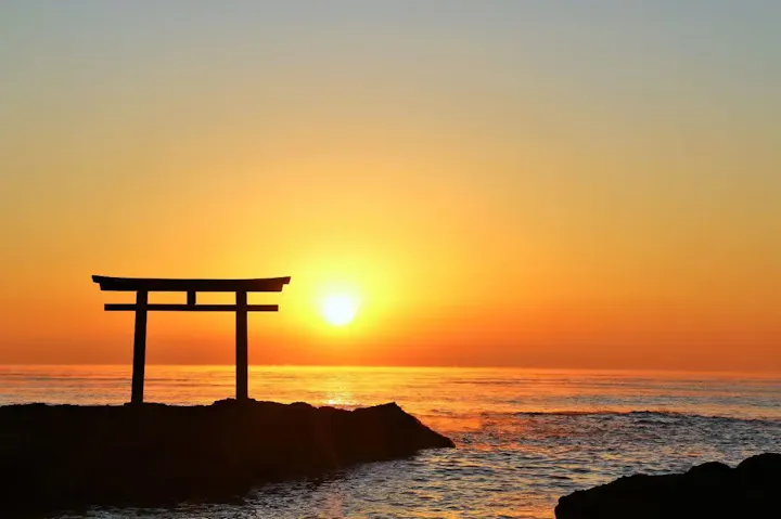 海岸に建立された神磯の鳥居！