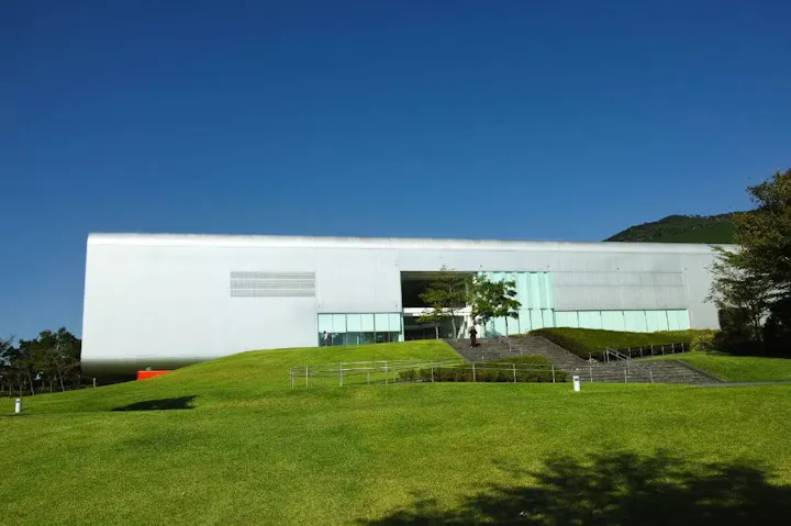 美しい景観とアート作品が調和した美術館!