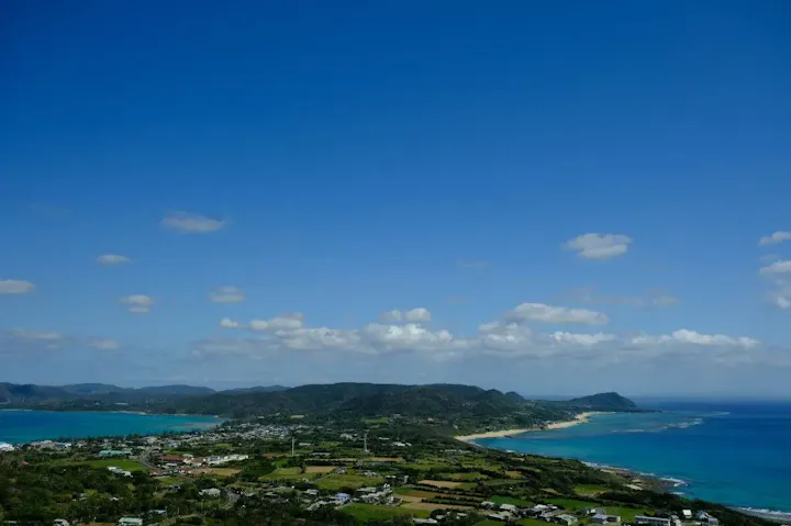 二つの海を同時に眺められる絶景の丘！