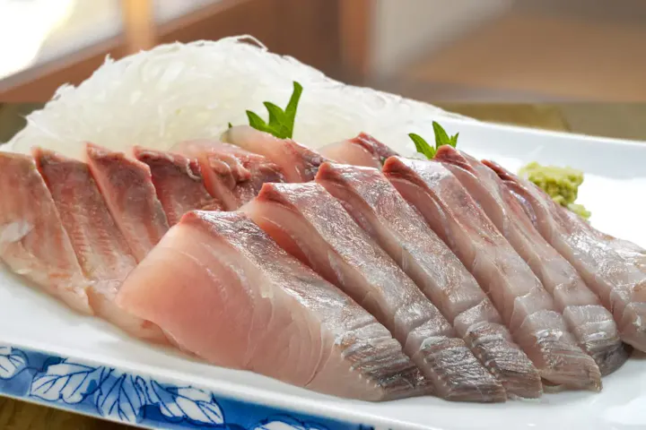 刺し身や海鮮丼を楽しむ