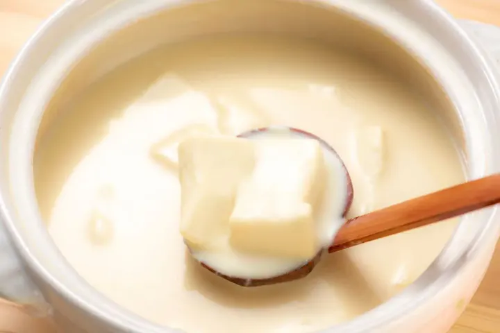 ふわふわと淡雪のような食感の温泉湯豆腐!