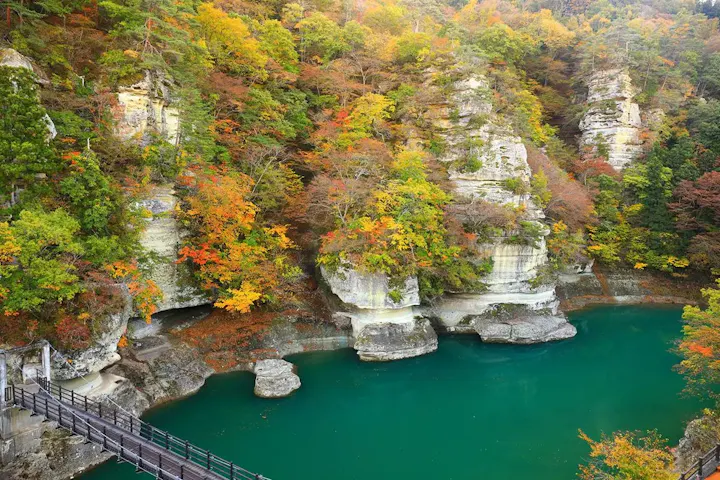 巨岩と紅葉が織りなす景色は必見!