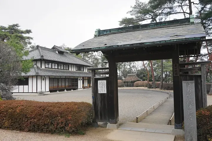 美しい鍋島焼の磁器が見所の美術館！