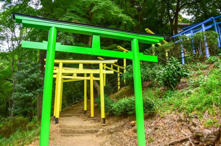 縁結びにご利益がある七色の鳥居！