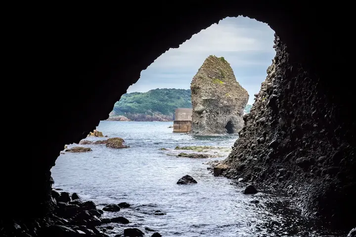 神秘的な雰囲気を醸し出す河原洞窟！