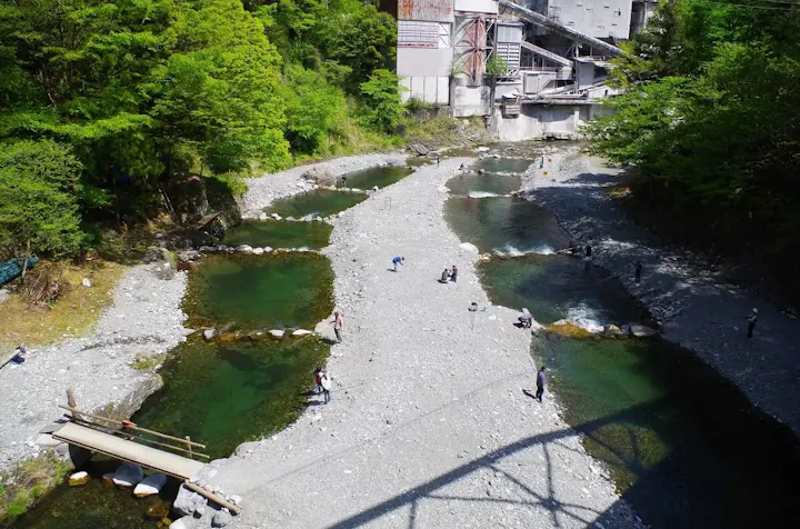 鍾乳洞すぐそばの釣り場に注目