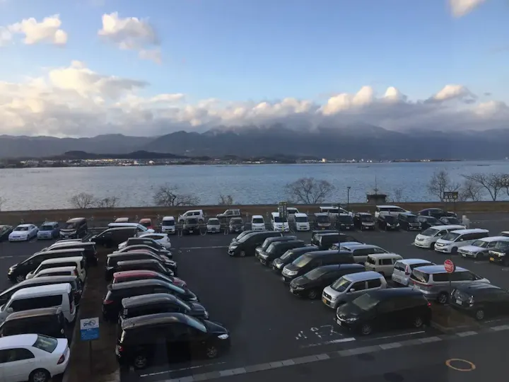 広々した駐車場があるので、車でも安心