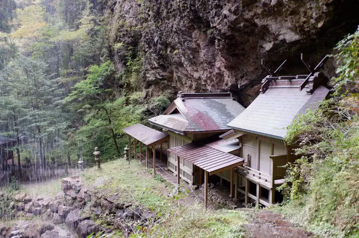 2つの滝の中央に位置する壇鏡神社！