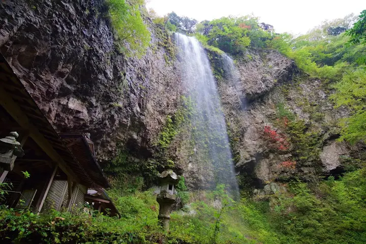 横尾山から流れ落ちる神秘的な2つの滝！