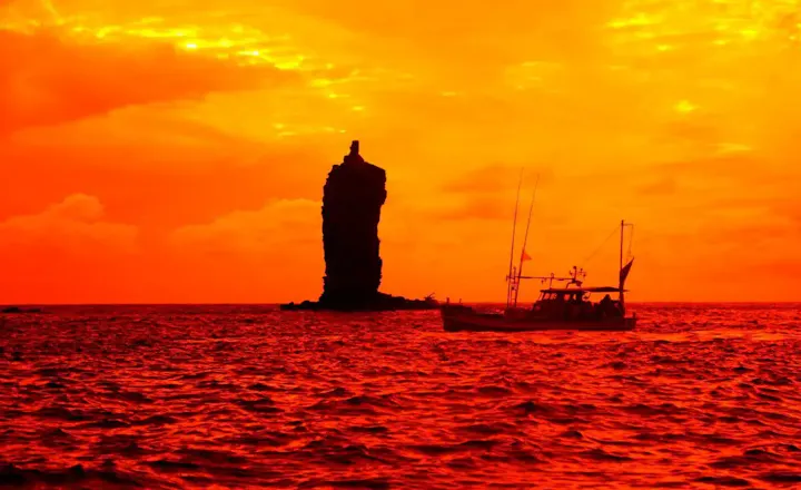 海からローソク島の絶景を一望できる遊覧船