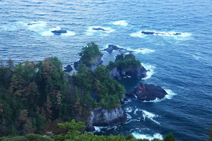 風化や海食で創られた風景美が特徴の海岸！