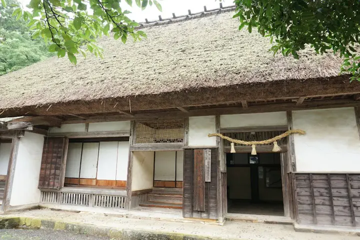 玉若酢命神社に隣接する億岐家住宅と宝物殿
