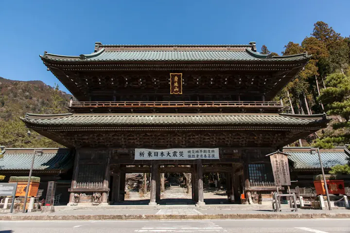 誇り高き三門が織りなす厳粛なる境地