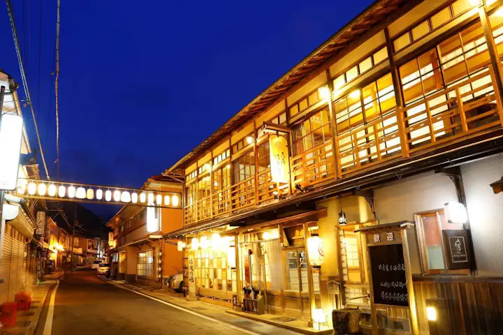 温泉街巡りを楽しむ