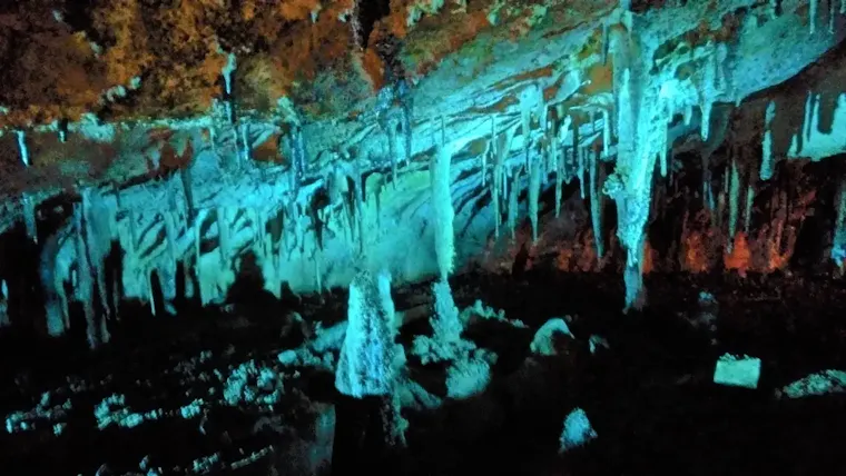 面不動鍾乳洞
