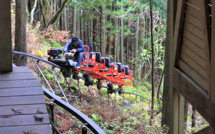 カラフルなイルミネーションが施された洞窟内