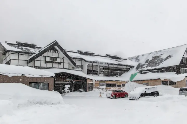 日本有数の豪雪地でスノーシューハイキング