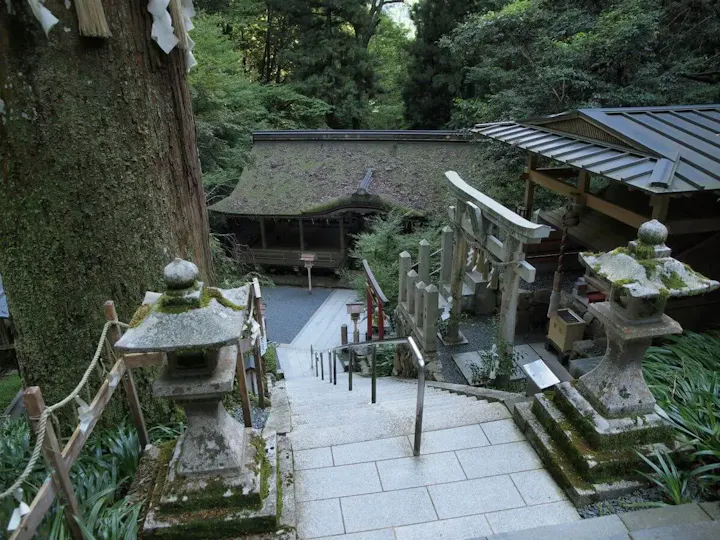 鞍馬山中腹に位置する由岐神社