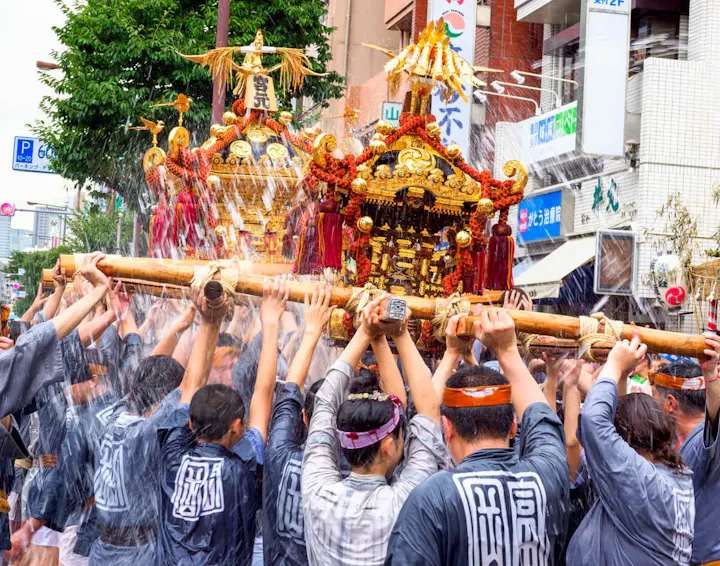 迫力満点の「深川八幡祭り」