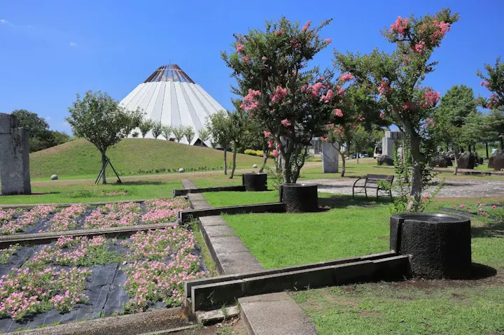 美しい花や木々に囲まれた花公園!