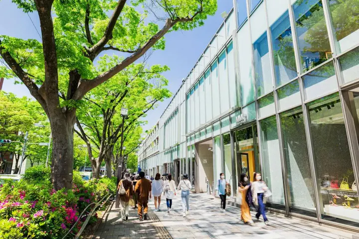 ブランド店が集まる高級感ある通り