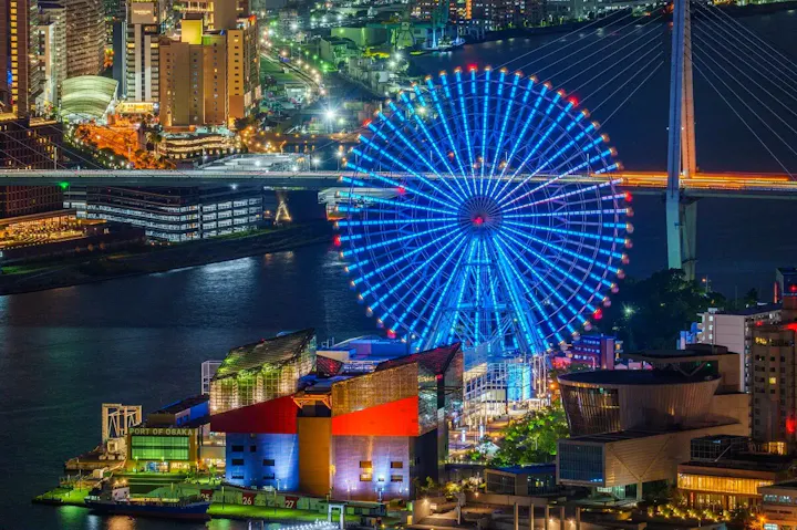 カラフルに光る夜のライトアップ