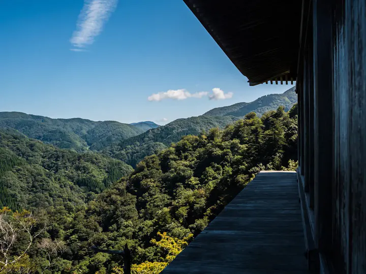 壮大な景色を望める断崖絶壁の寺院！