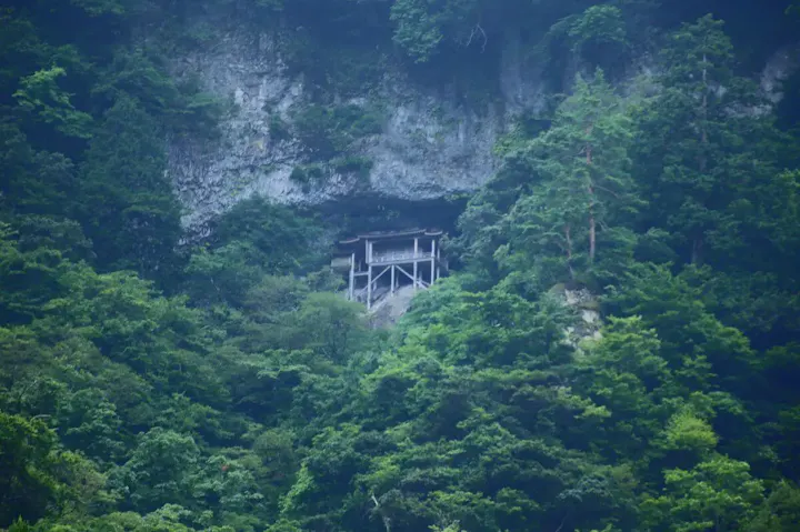 断崖絶壁や大岩窟に囲まれた神秘的な場所！