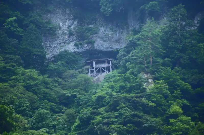 三佛寺投入堂