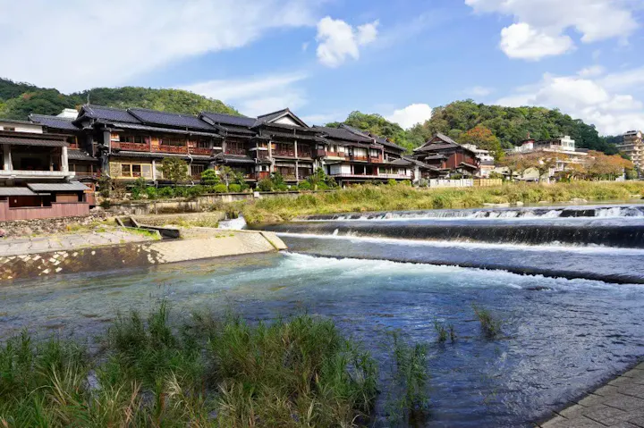 三朝温泉を流れる美しい三徳川！