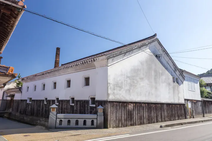 白壁と赤い石州瓦の蔵が並ぶ観光地！