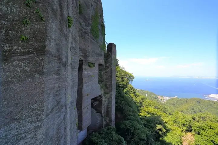 まるでラピュタ？！神聖な雰囲気の石切り場跡