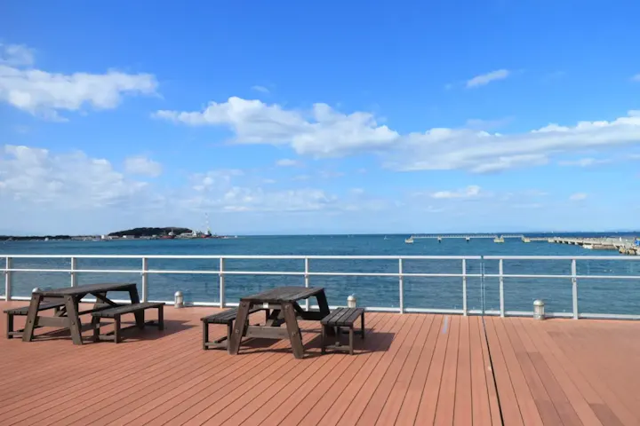 海辺の広場で家族と楽しむ