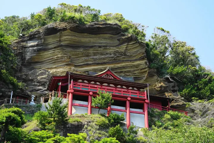 岩に彫られた717年の観音像