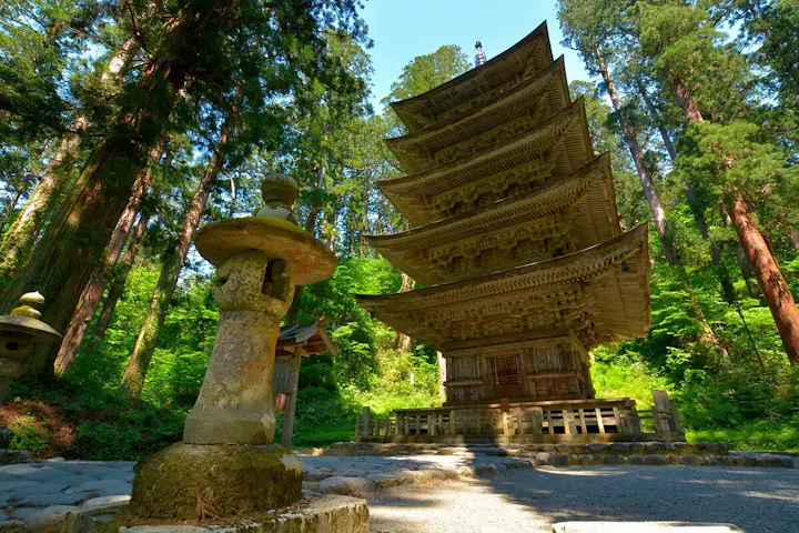 羽黒山参道に佇む古代の五重塔！