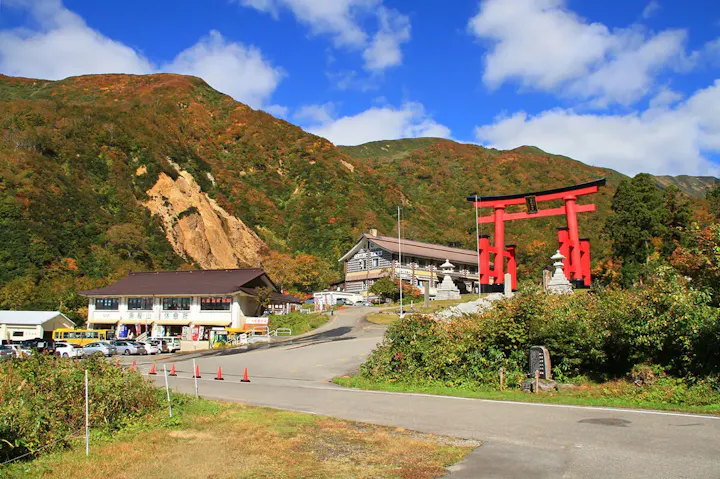 標高1504mの湯殿山に佇む修験道の霊地