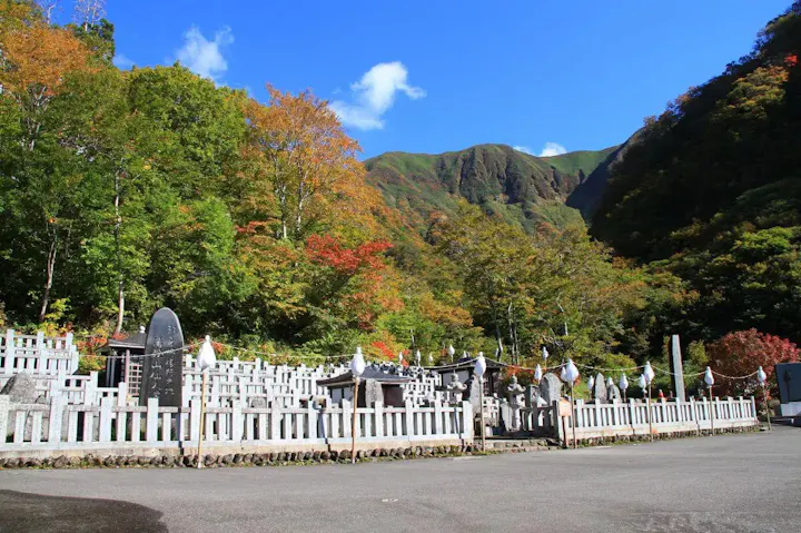 「恋の山」としても知られる縁結びスポット