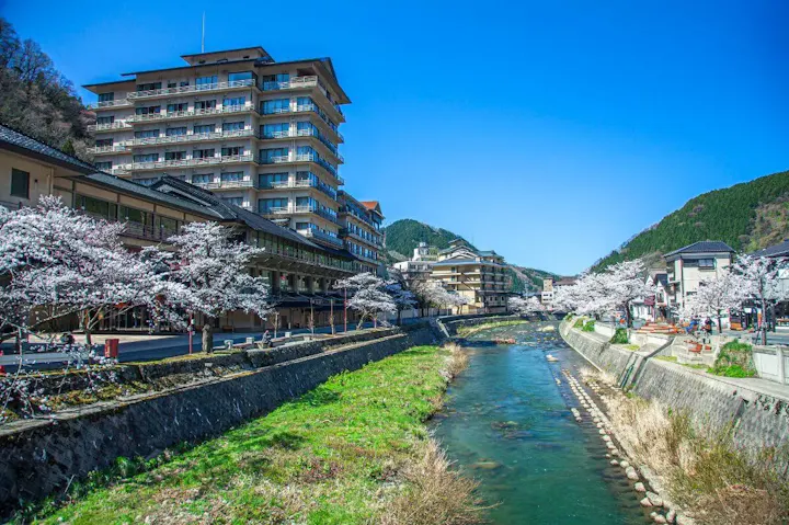山あいの情緒を漂わせる温泉地！