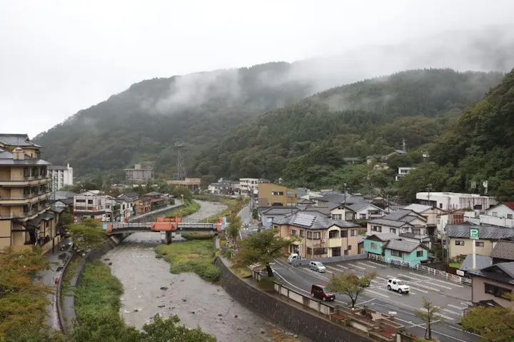 山と自然の風情を楽しめる温泉街散策！